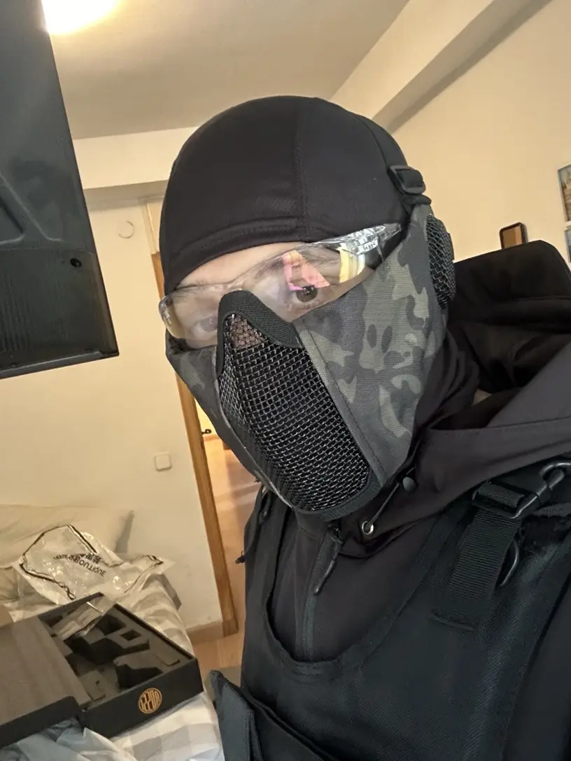 Half-Face Mesh Breathable COS Face Mask - Comfortable Propulsion Prop Mask for Movie Filming & Gaming, Adjustable Ergonomic Design, Black, Filming Accessory, Secure Fit Design