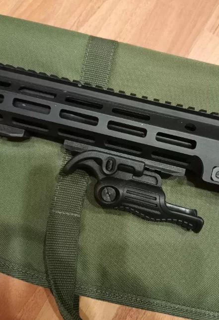 Underbarrel tactical grip, foldable on Picatinny/Weaver product detail 3
